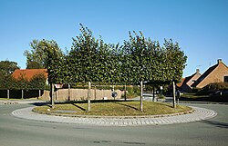 Rond point, rue de Wavrin, à Santes.